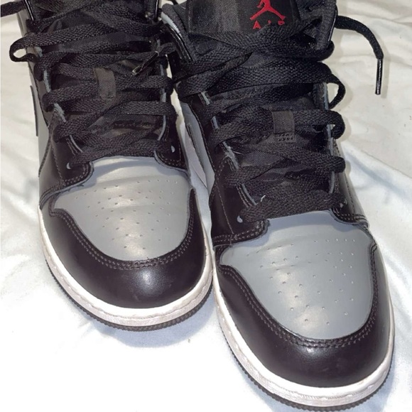 shadow jordan 1 mids in mint condition a few creases only worn 3 times - Picture 3 of 3